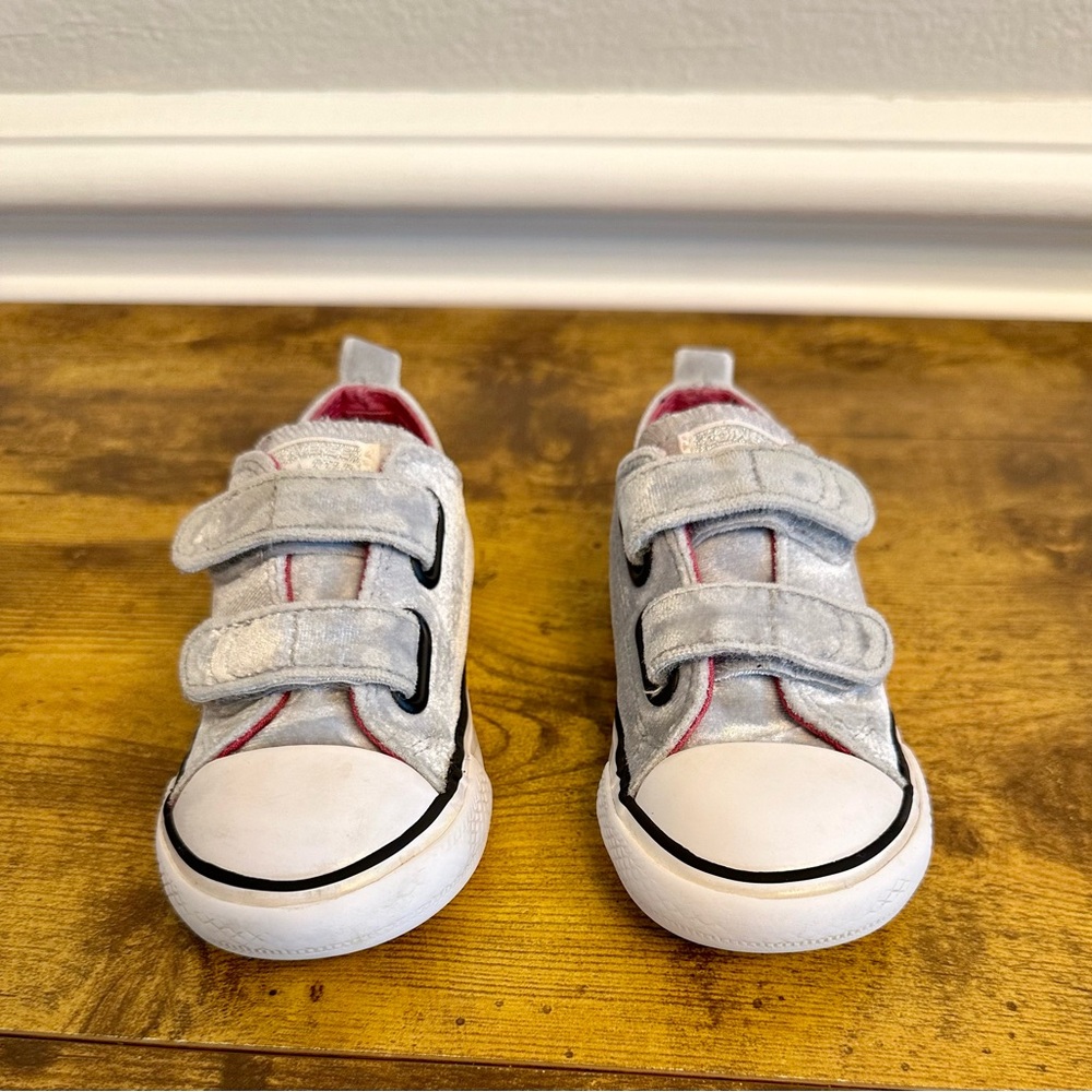 Converse gray/silver size 7 toddler